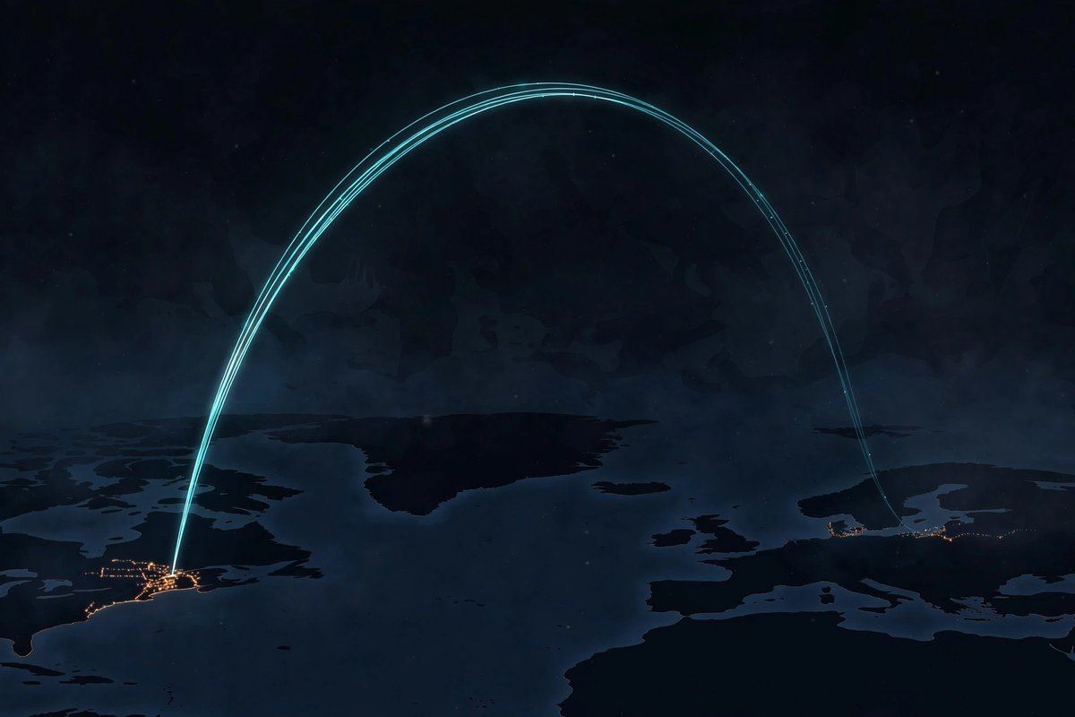 Un único filamento de fibra óptica brillante que se curva en un arco largo sobre un mapa oscuro y estilizado, rodeando por lejos una ciudad distante antes de volver